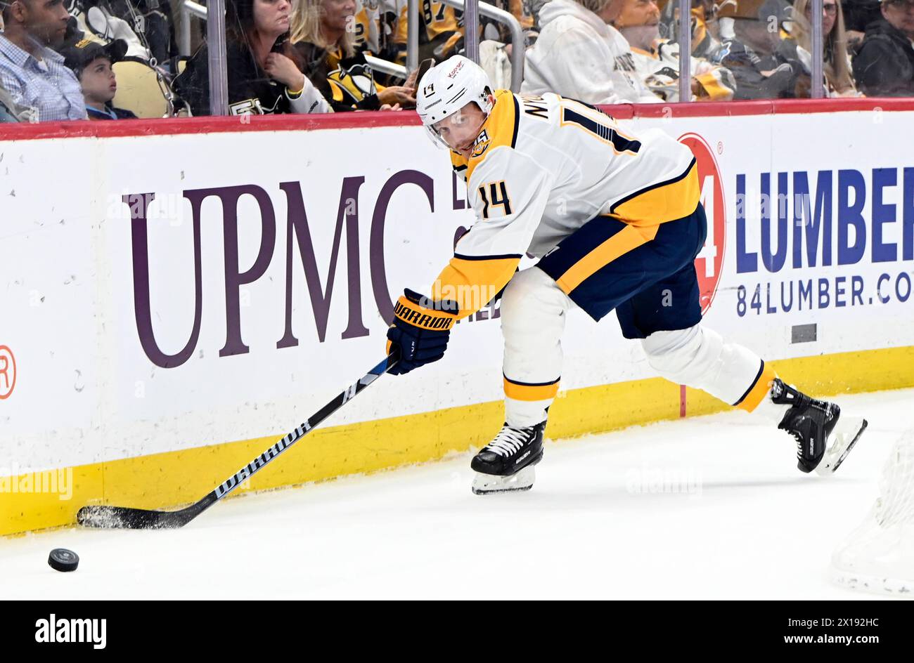 Pittsburgh, Stati Uniti. 15 aprile 2024. Il centro dei Nashville Predators Gustav Nyquist (14) passa il puck da dietro il gol durante il primo periodo contro i Pittsburgh Penguins alla PPG Paints Arena di Pittsburgh lunedì 15 aprile 2024. Foto di Archie Carpenter/UPI credito: UPI/Alamy Live News Foto Stock