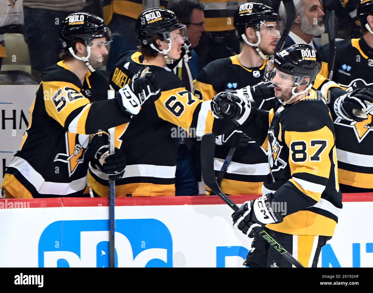 Pittsburgh, Stati Uniti. 15 aprile 2024. Il centro dei Pittsburgh Penguins Sidney Crosby (87) festeggia con i suoi compagni dopo il primo gol di periodo contro i Nashville Predators alla PPG Paints Arena di Pittsburgh lunedì 15 aprile 2024. Foto di Archie Carpenter/UPI credito: UPI/Alamy Live News Foto Stock