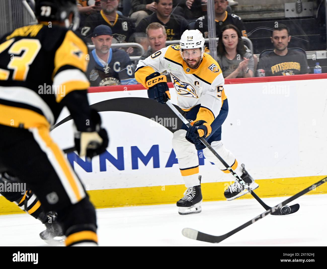 Pittsburgh, Stati Uniti. 15 aprile 2024. Il difensore dei Nashville Predators Roman Josi (59) sparò durante il primo periodo contro i Pittsburgh Penguins alla PPG Paints Arena di Pittsburgh lunedì 15 aprile 2024. Foto di Archie Carpenter/UPI credito: UPI/Alamy Live News Foto Stock