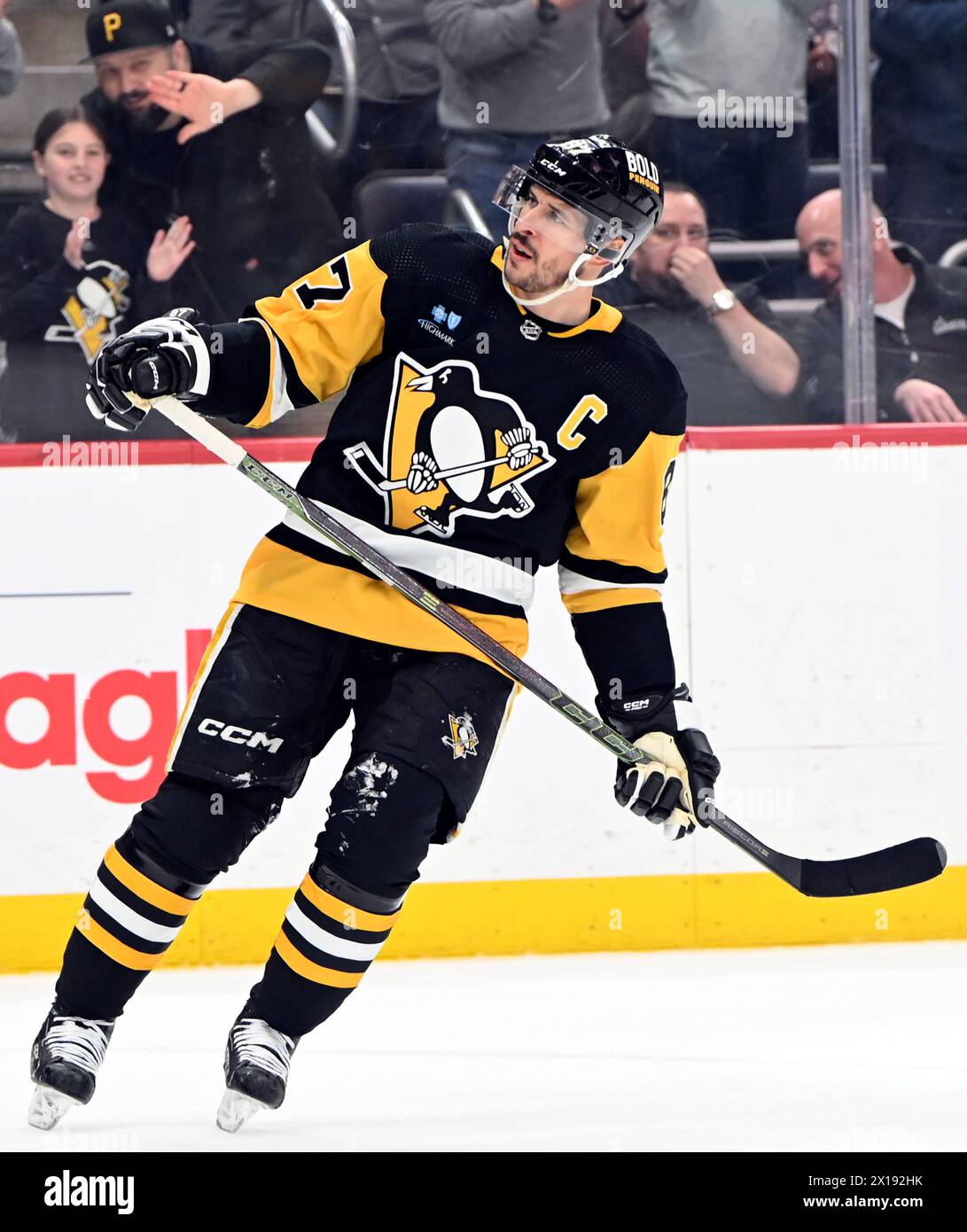 Pittsburgh, Stati Uniti. 15 aprile 2024. Il centro dei Pittsburgh Penguins Sidney Crosby (87) festeggia dopo il suo primo gol stagionale contro i Nashville Predators alla PPG Paints Arena di Pittsburgh lunedì 15 aprile 2024. Foto di Archie Carpenter/UPI credito: UPI/Alamy Live News Foto Stock