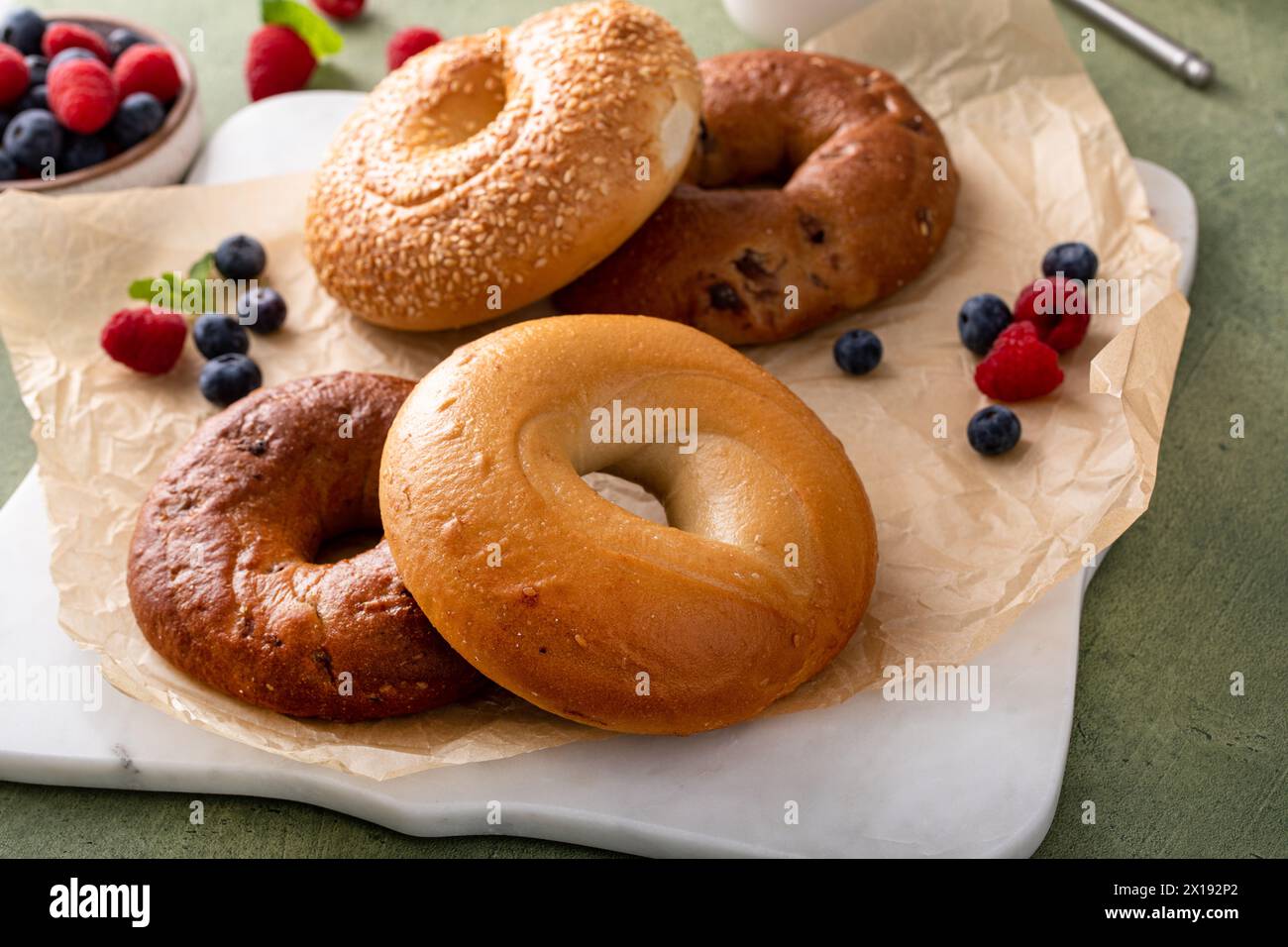 Bagel appena sfornati pronti per la colazione, sesamo, cannella e bagel semplici Foto Stock