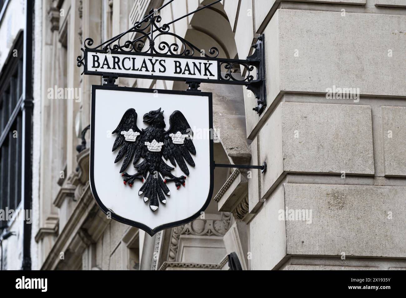 Londra, Regno Unito - 25 marzo 2024; Barclays Bank firma con lo stemma Black Spread Eagle appeso al muro dell'edificio Foto Stock