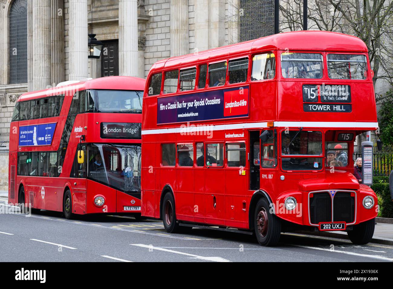 Londra, Regno Unito - 25 marzo 2024; Classic Routemaster e Modern New Routemaster autobus rossi di Londra Foto Stock