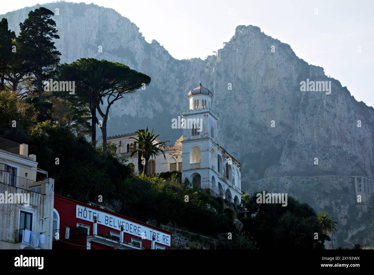 Villa con torre vista da Marina grande, Capri, Campania, Italia, Europa Foto Stock