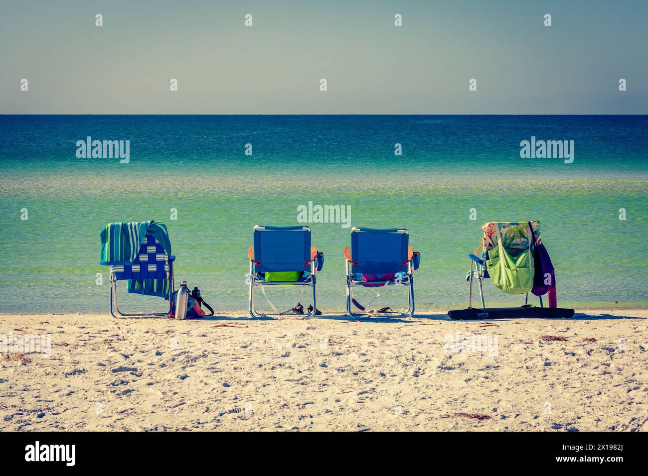Sdraio sulla spiaggia della Florida con le acque calme del Golfo del Messico sullo sfondo. Foto Stock