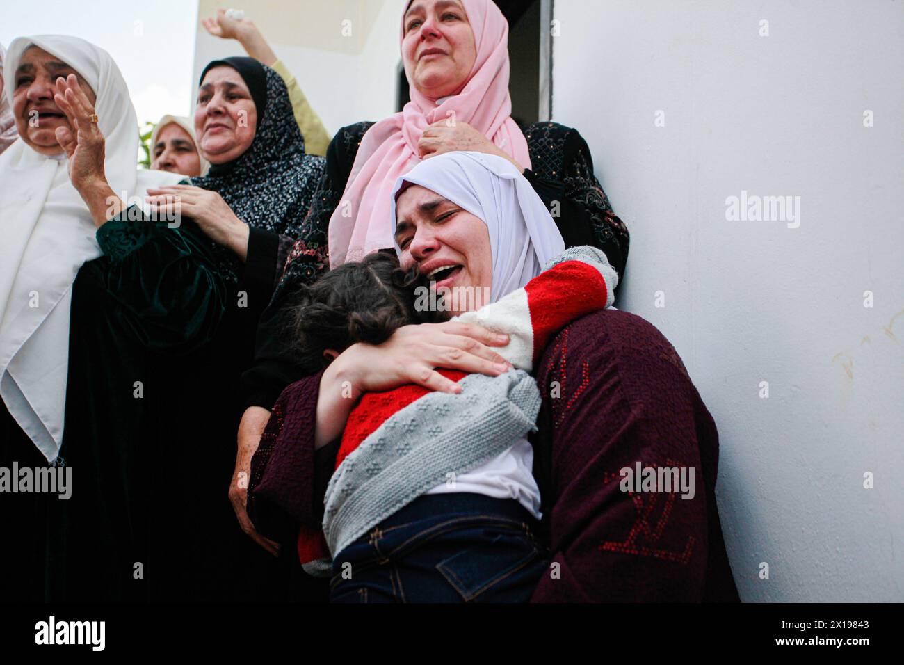 Nablus, Palestina. 15 aprile 2024. I parenti piangono durante il funerale dell'adolescente palestinese Yazan Muhammad Fawzi Shtayyeh, 17 anni, che è stato ucciso dalle forze israeliane durante un raid per arrestare persone ricercate, nella città di Nablus, nella Cisgiordania occupata a nord. Shtayyeh è uno studente della scuola industriale con sogni di successo ed eccellenza nel futuro. Credito: SOPA Images Limited/Alamy Live News Foto Stock