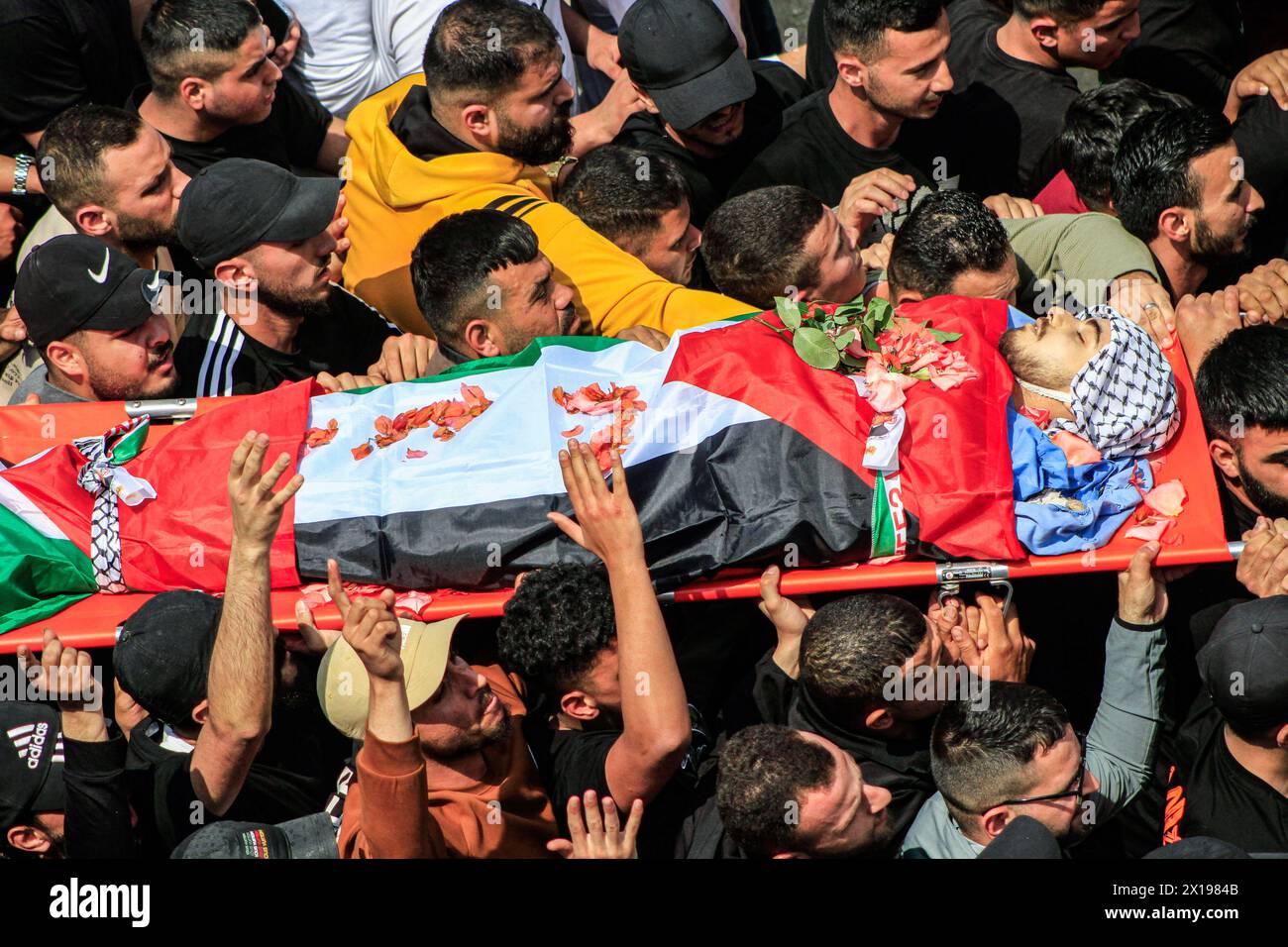 Nablus, Palestina. 15 aprile 2024. (NOTA DELL'EDITORE: L'immagine raffigura la morte) i lori portano il corpo dell'adolescente palestinese Yazan Muhammad Fawzi Shtayyeh, 17 anni, ucciso dalle forze israeliane durante un raid per arrestare persone ricercate, nella città di Nablus, nella Cisgiordania occupata a nord. Shtayyeh è uno studente della scuola industriale con sogni di successo ed eccellenza nel futuro. Credito: SOPA Images Limited/Alamy Live News Foto Stock