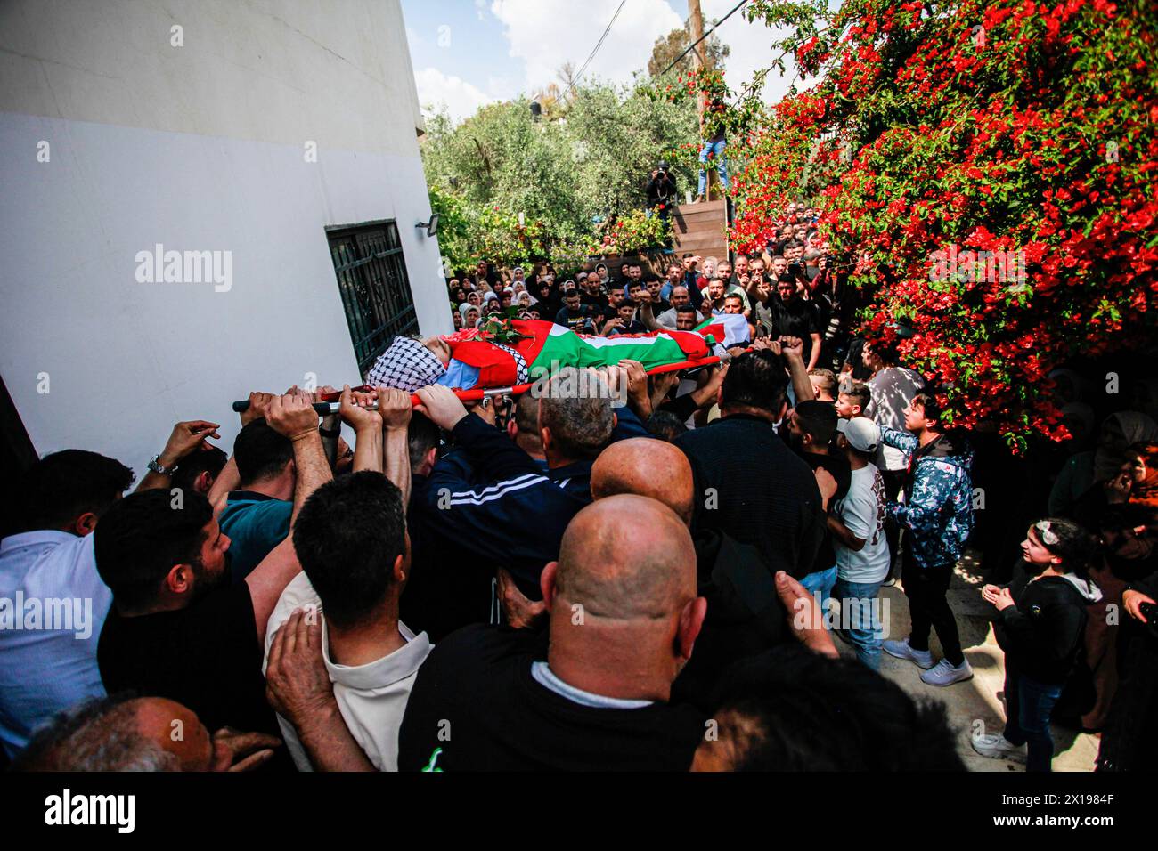 Nablus, Palestina. 15 aprile 2024. (NOTA DELL'EDITORE: L'immagine raffigura la morte) i lori portano il corpo dell'adolescente palestinese Yazan Muhammad Fawzi Shtayyeh, 17 anni, ucciso dalle forze israeliane durante un raid per arrestare persone ricercate, nella città di Nablus, nella Cisgiordania occupata a nord. Shtayyeh è uno studente della scuola industriale con sogni di successo ed eccellenza nel futuro. Credito: SOPA Images Limited/Alamy Live News Foto Stock