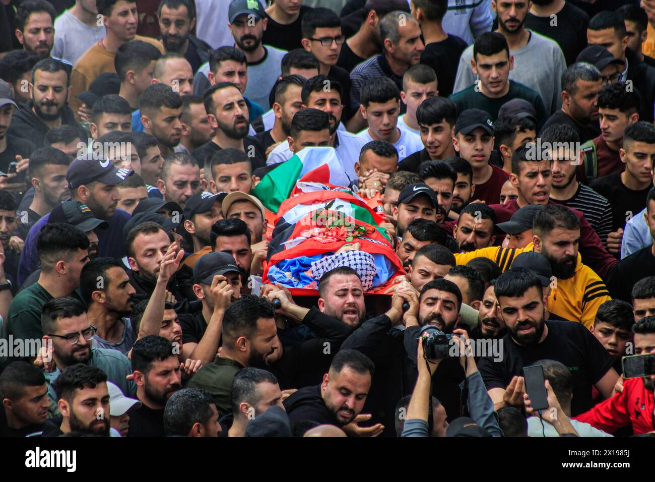 Nablus, Palestina. 15 aprile 2024. (NOTA DELL'EDITORE: L'immagine raffigura la morte) i lori portano il corpo dell'adolescente palestinese Yazan Muhammad Fawzi Shtayyeh, 17 anni, ucciso dalle forze israeliane durante un raid per arrestare persone ricercate, nella città di Nablus, nella Cisgiordania occupata a nord. Shtayyeh è uno studente della scuola industriale con sogni di successo ed eccellenza nel futuro. (Foto di Nasser Ishtayeh/SOPA Images/Sipa USA) credito: SIPA USA/Alamy Live News Foto Stock
