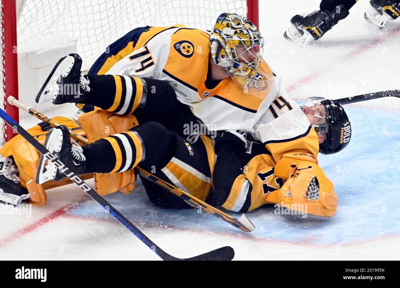 Pittsburgh, Stati Uniti. 15 aprile 2024. L'ala destra dei Pittsburgh Penguins Bryan Rust (17) entra in collisione con il portiere dei Nashville Predators Juuse Saros (74) durante il secondo alla PPG Paints Arena di Pittsburgh lunedì 15 aprile 2024. Foto di Archie Carpenter/UPI. Crediti: UPI/Alamy Live News Foto Stock