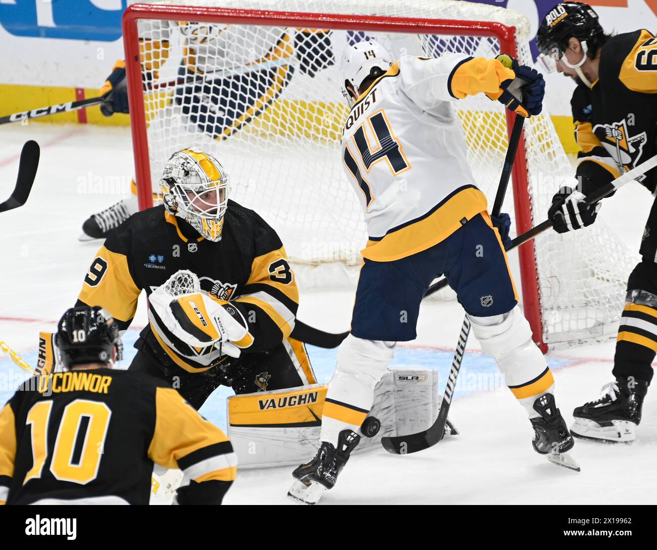 Pittsburgh, Stati Uniti. 15 aprile 2024. Il centro dei Nashville Predators Gustav Nyquist (14) segna sul portiere dei Pittsburgh Penguins Alex Nedeljkovic (39) durante il secondo alla PPG Paints Arena di Pittsburgh lunedì 15 aprile 2024. Foto di Archie Carpenter/UPI. Crediti: UPI/Alamy Live News Foto Stock