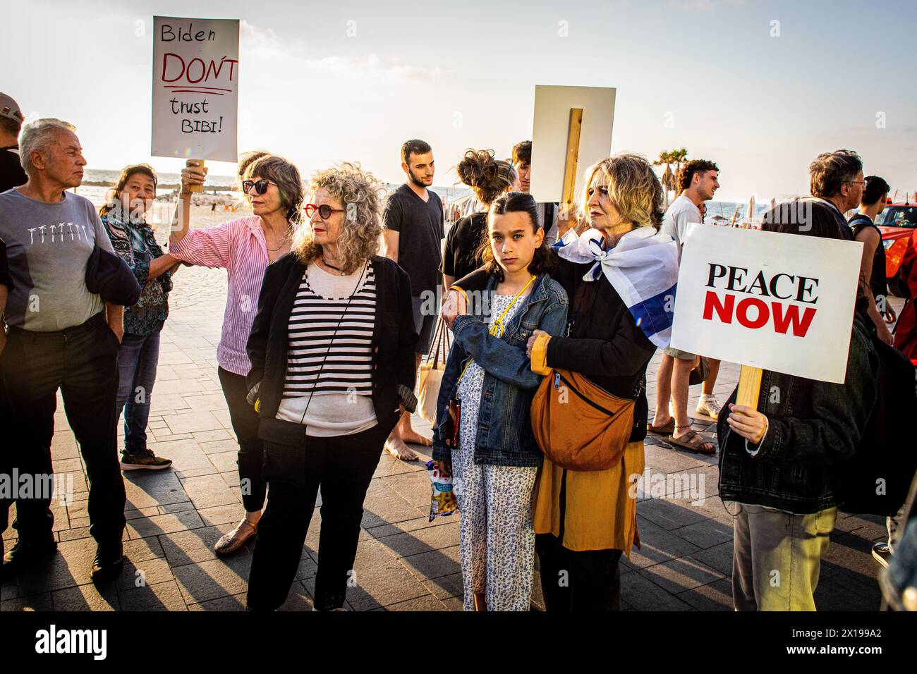 Tel Aviv, Israele. 15 aprile 2024. I manifestanti hanno dei cartelli che invitano il presidente degli Stati Uniti Joe Biden a non fidarsi del primo ministro israeliano Benjamin Netanyahu durante una manifestazione. Israele ha promesso di "determinare un prezzo” dall'Iran dopo un attacco senza precedenti su larga scala con drone e missili nel fine settimana che ha intensificato le tensioni regionali innescate dalla guerra a Gaza. (Foto di Eyal Warshavsky/ SOPA Images/Sipa USA) credito: SIPA USA/Alamy Live News Foto Stock