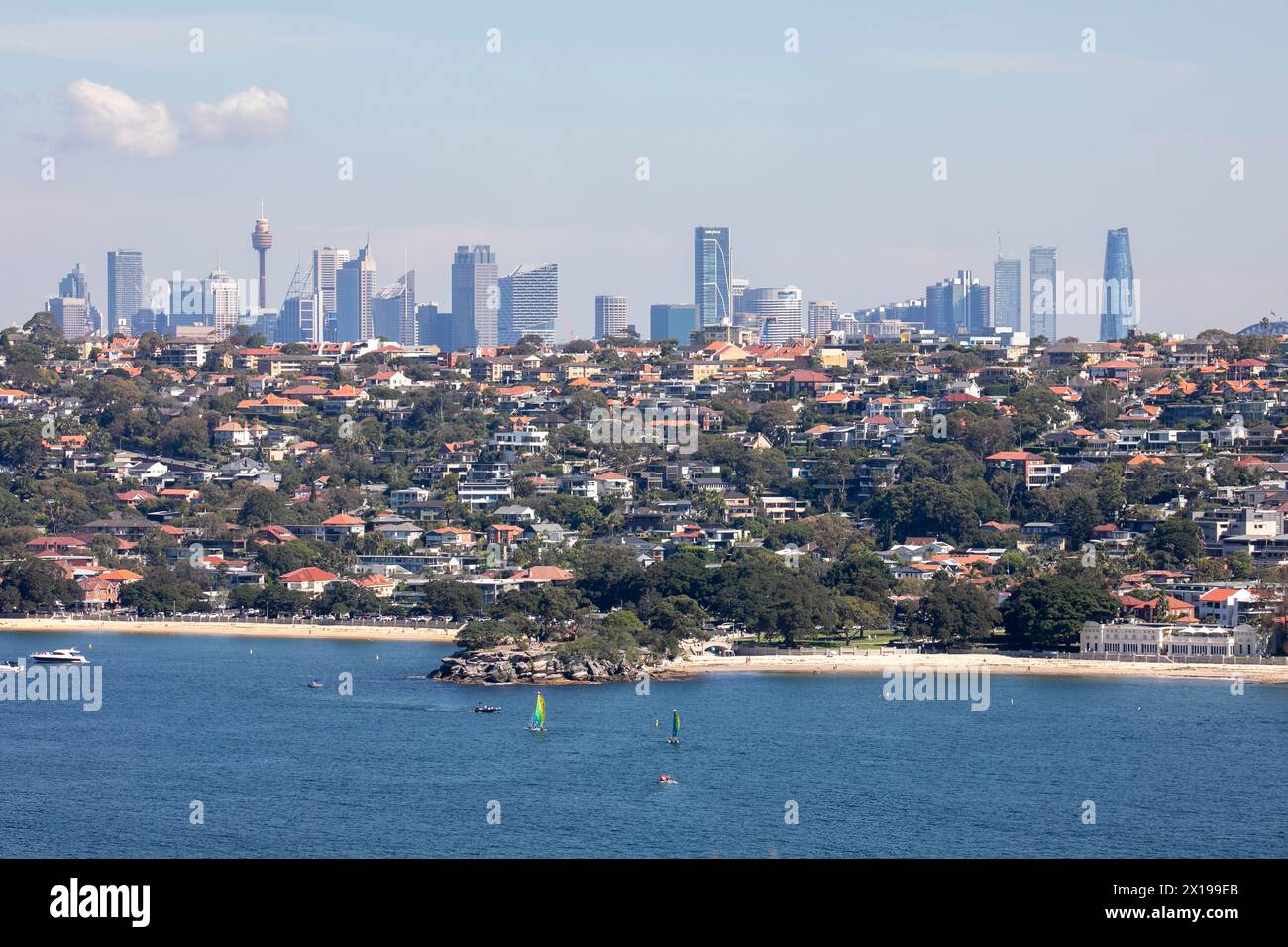 Balmoral e Edwards Beach, separate dall'Isola di Rocky Point con dense abitazioni urbane e grattacieli di Sydney e il centro citta' visibile, Australia Foto Stock