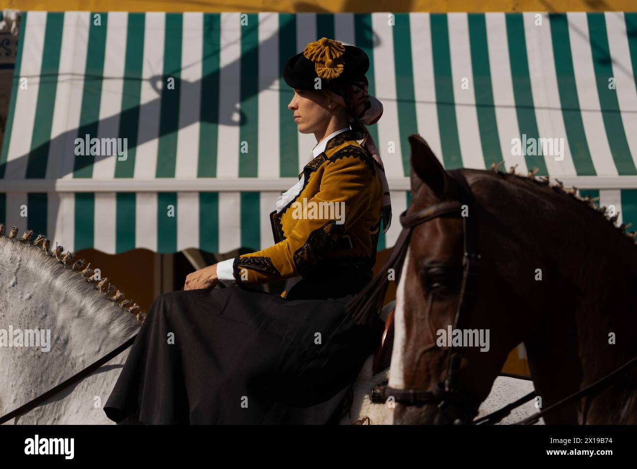 Un cavaliere è visto in fiera. La Fiera di aprile è uno dei festival più internazionali e popolari di Siviglia. Creata nel 1847 come fiera del bestiame, nel tempo l'aspetto festivo dell'evento finì per assumere la parte commerciale, fino a diventare un evento essenziale per i sivigliani. Per una settimana, più di mille stand installati nella zona fieristica sono diventati la seconda casa degli abitanti di questa città, uno spazio dove condividere e divertirsi in compagnia fino alle prime ore del mattino. Durante la festa, le persone vestite con i tipici costumi andalusini: Gli uomini in stile tradizionale Foto Stock