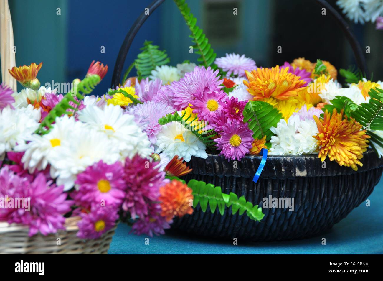 YSUVIN 6 Mazzi Di Fiori Artificiali Viola Bianco Rosa, Fiori Finti In Plastica, Decorazioni Con Piante Artificiali, Adatti Per Interni, Esterni, Balconi E Giardini