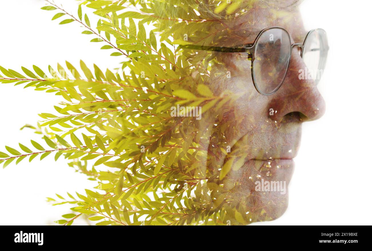 Un ritratto creativo con profilo a doppia esposizione di un vecchio con gli occhiali Foto Stock