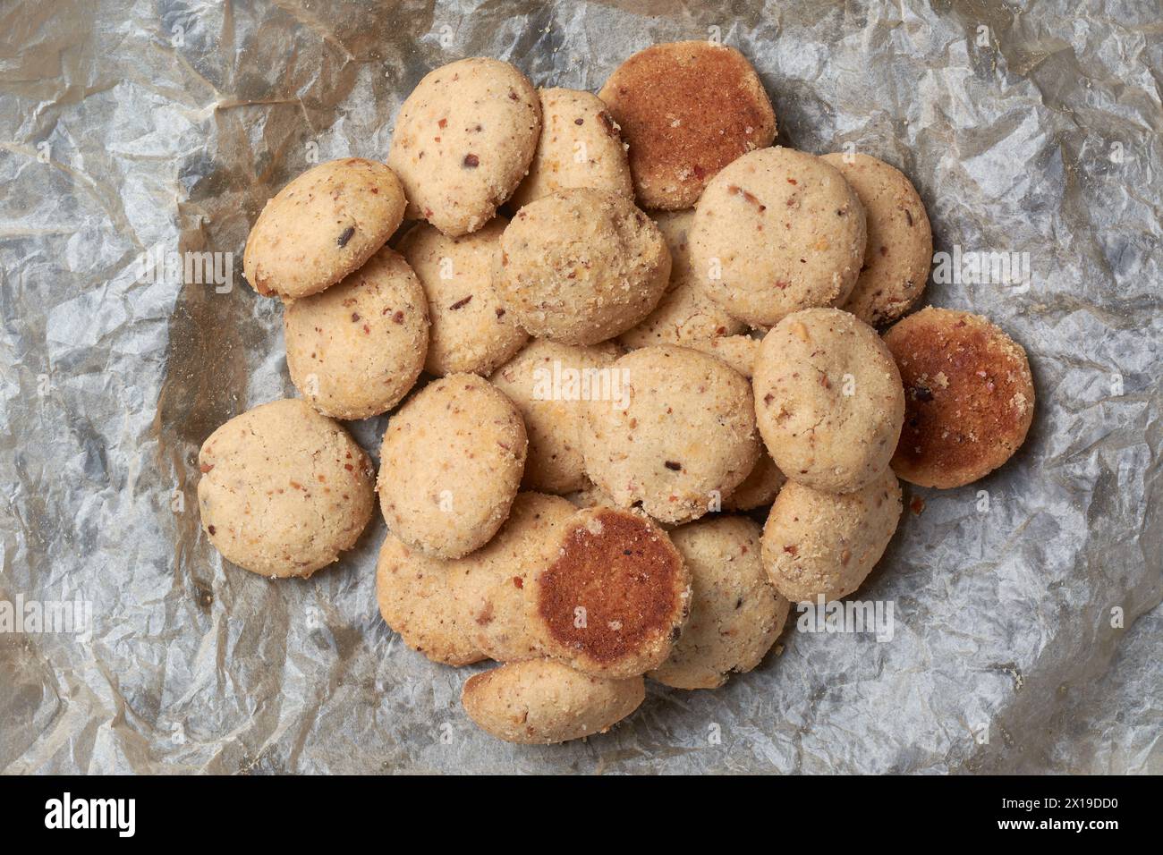 biscotti alle arachidi, sano spuntino vegetariano fatto in casa con consistenza friabile al sapore di nocciola, cibo fresco dall'alto con spazio per copie Foto Stock