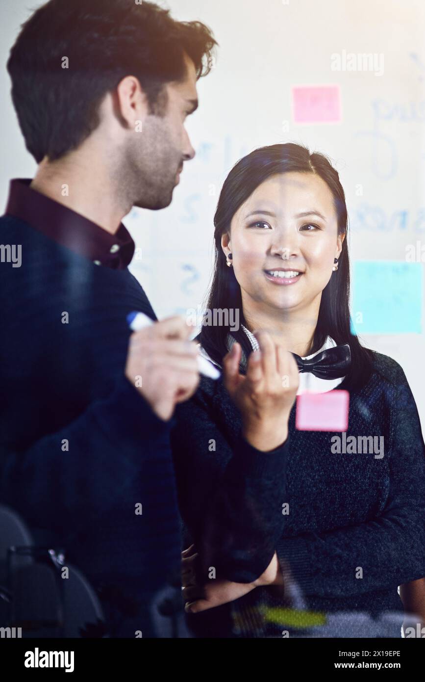 Partner, vetrine e note per il brainstorming in ufficio, lavoro di squadra e idea di crescita per la soluzione. Colleghi, discorsi e diversità per la risoluzione dei problemi Foto Stock