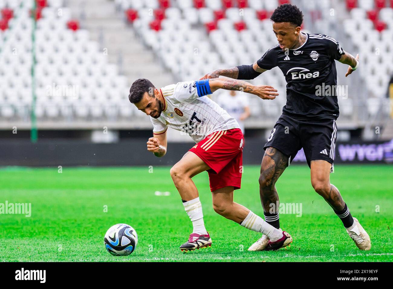 Lodz, Polonia. 14 aprile 2024. Dani Ramirez (L) di LKS e Luizao (Luiz Gustavo Novaes Palhares) (R) di Radomiak sono visti in azione durante il PKO polacco Ekstraklasa League match tra LKS Lodz e Radomiak Radom allo stadio municipale di Wladyslaw Krol. Punteggio finale; LKS Lodz vs Radomiak Radom 3:2. Punteggio finale; LKS Lodz vs Radomiak Radom 3:2. (Foto di Mikolaj Barbanell/SOPA Images/Sipa USA) credito: SIPA USA/Alamy Live News Foto Stock