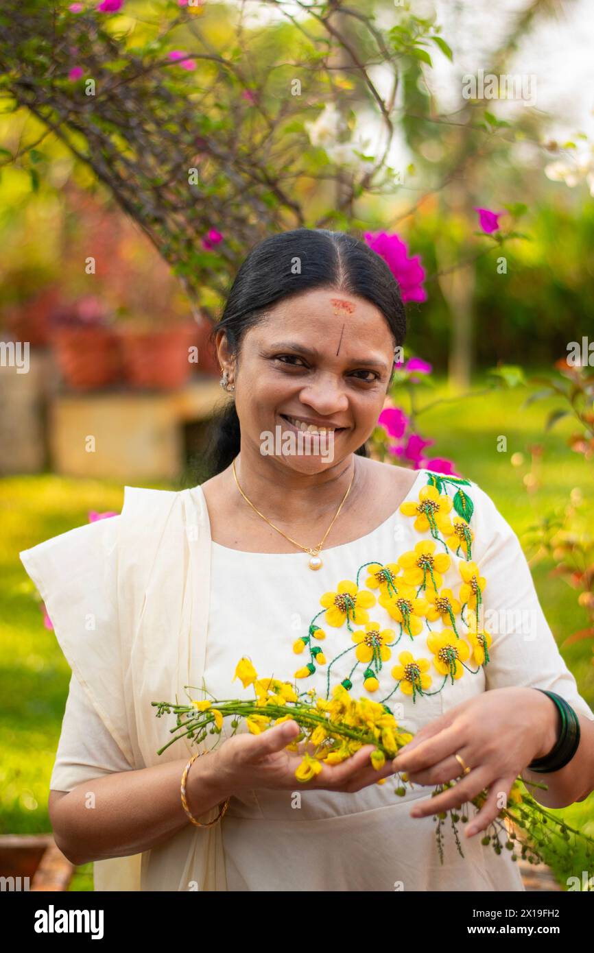 Una foto di donna malayali di mezza età che indossa un abbigliamento tradizionale kerala Foto Stock