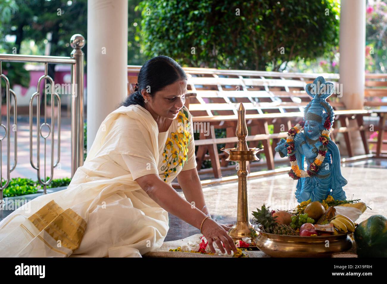 Una foto di una donna malayali di mezza età che fa Vishu kani Foto Stock