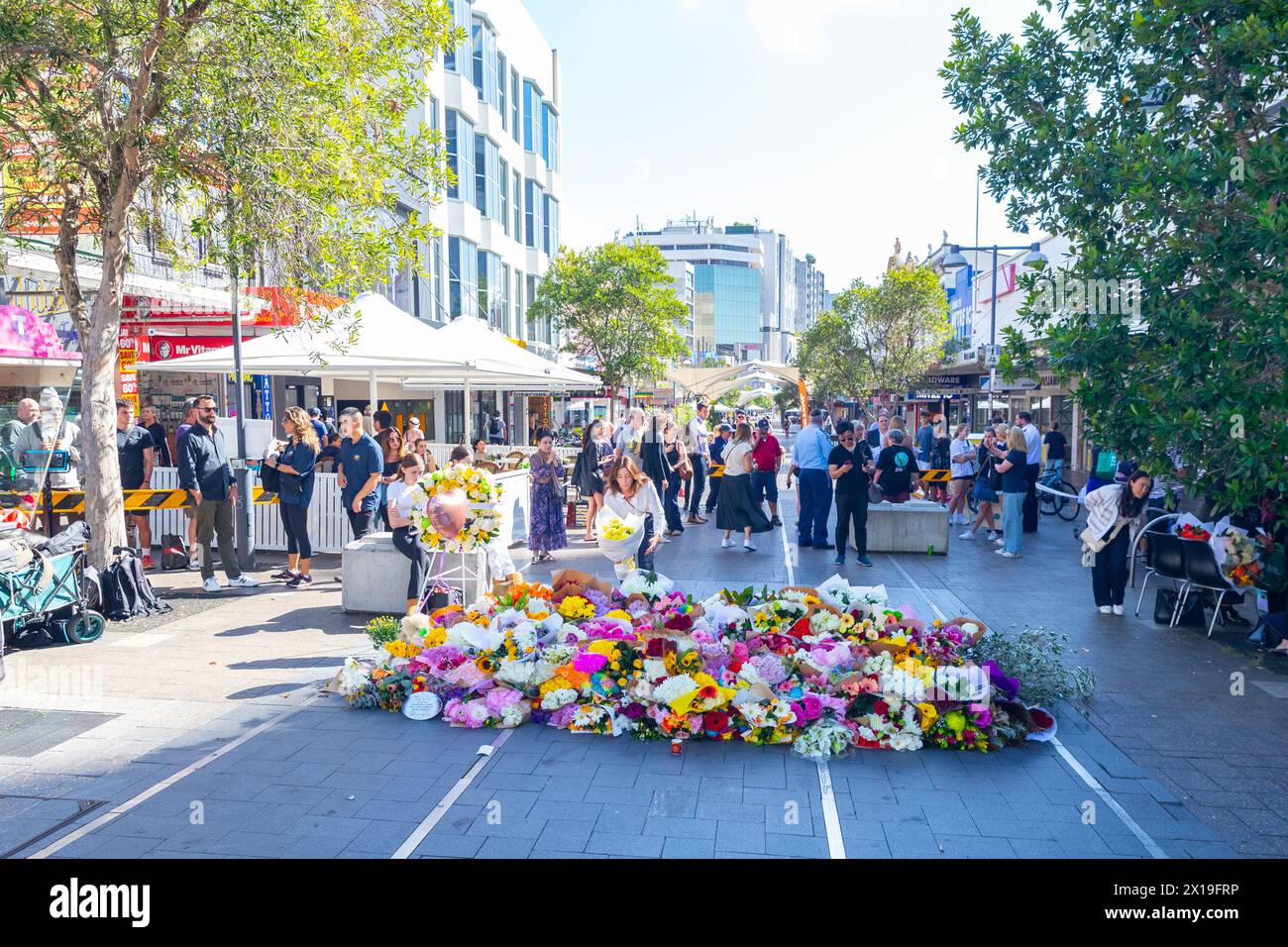 Sydney, Australia. 14 aprile 2024. Scene delle conseguenze della morte pugnalata avvenuta il 13 aprile 2024 nel centro commerciale Westfield Bondi Junction. Nella foto: Un lutto con una corona floreale al omaggio commemorativo alle vittime di Joel Cauchi a Bondi Junction. Foto Stock