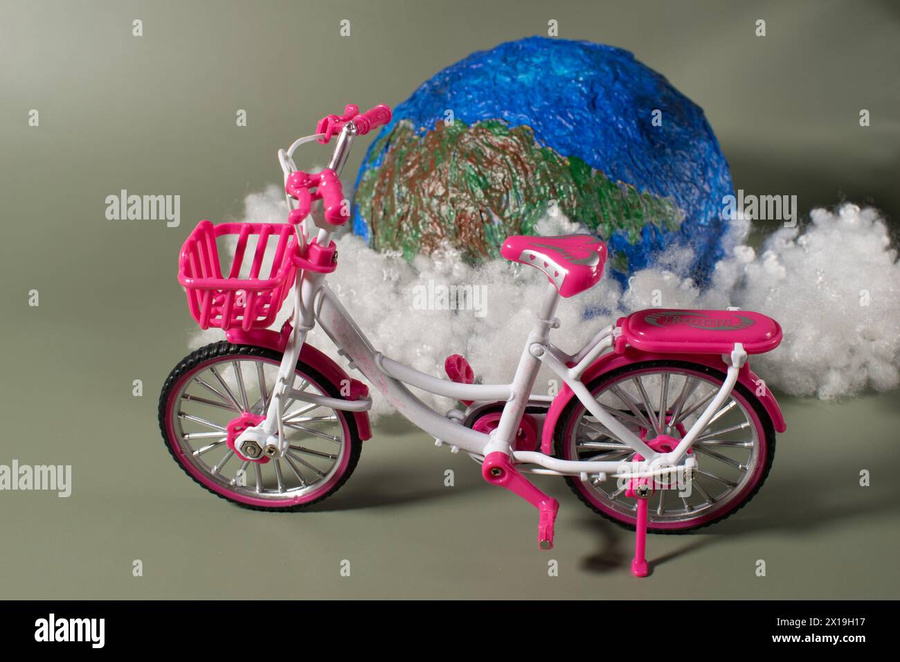 globo fatto a mano e bicicletta rosa. Concetto di giornata in bicicletta Foto Stock