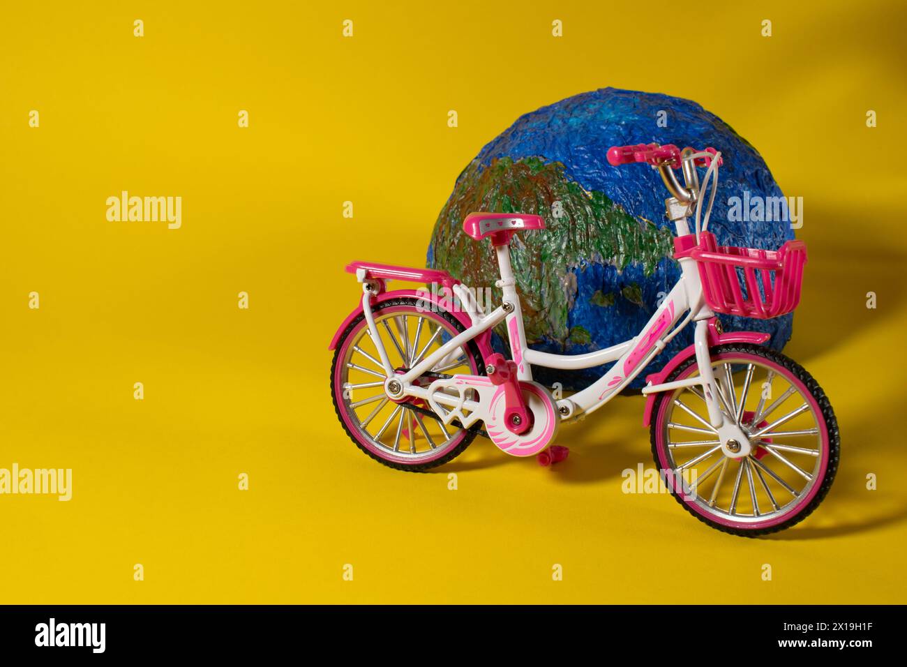globo fatto a mano e bicicletta rosa. Concetto di giornata in bicicletta Foto Stock