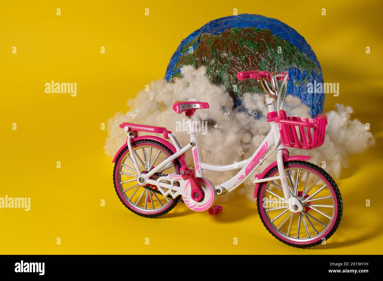 globo fatto a mano e bicicletta rosa. Concetto di giornata in bicicletta Foto Stock