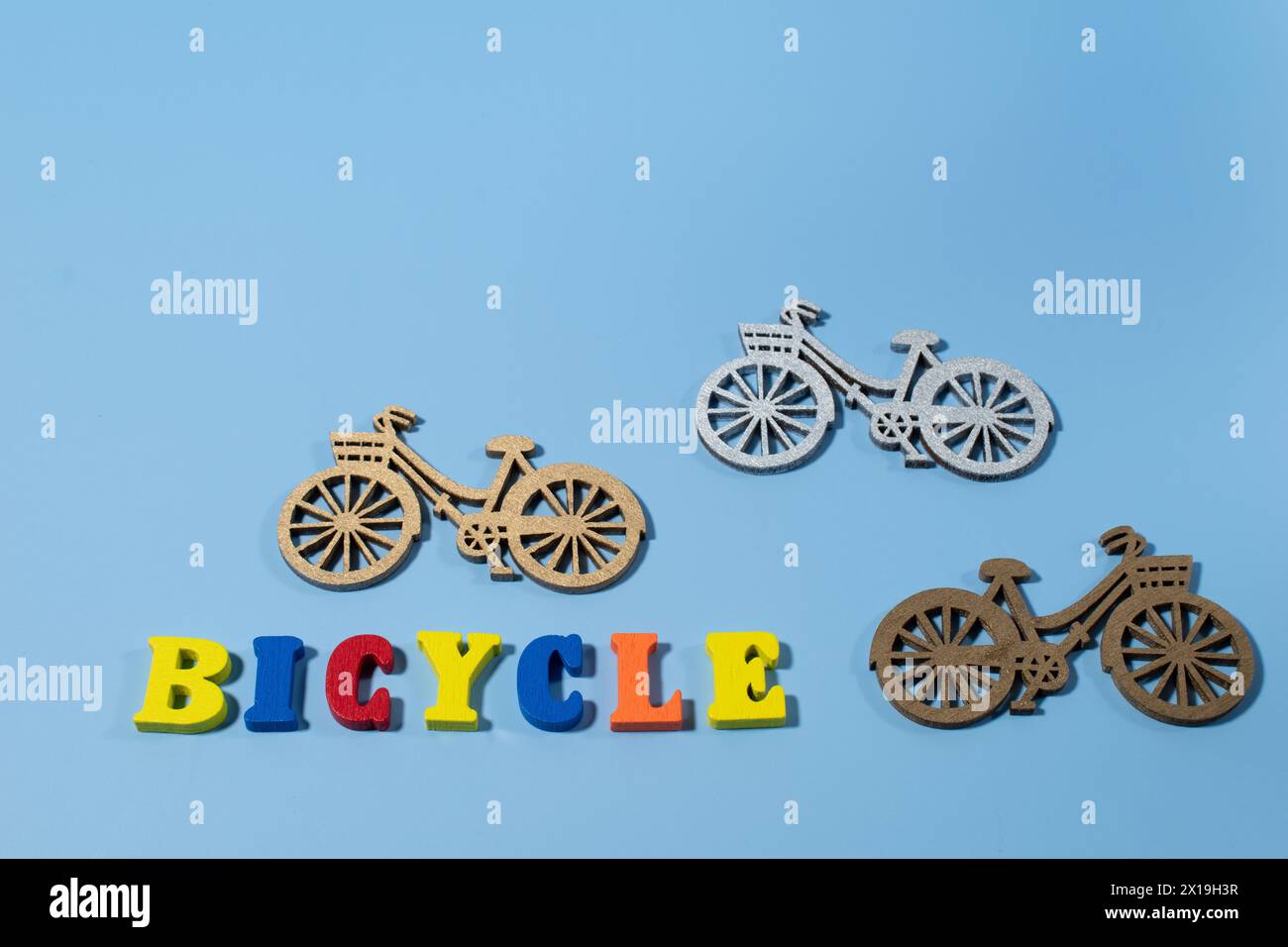 Miniature di biciclette su sfondo blu. Concetto di giornata mondiale in bicicletta Foto Stock