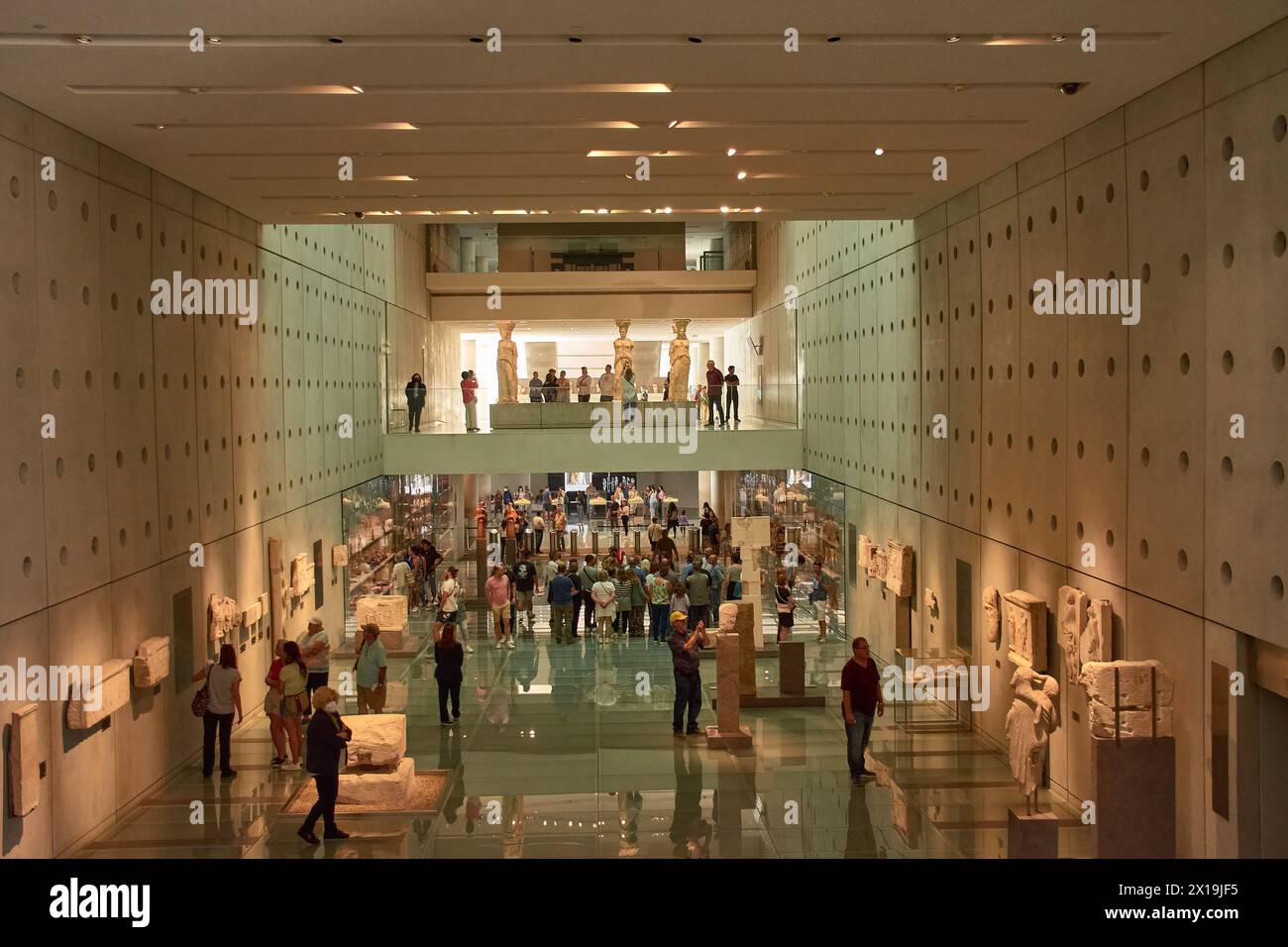 Atene, Grecia; 13 ottobre 2022: Vista interna del nuovo museo dell'acropoli di Atene. Progettato dall'architetto svizzero-francese Bernard Tschumi. Foto Stock