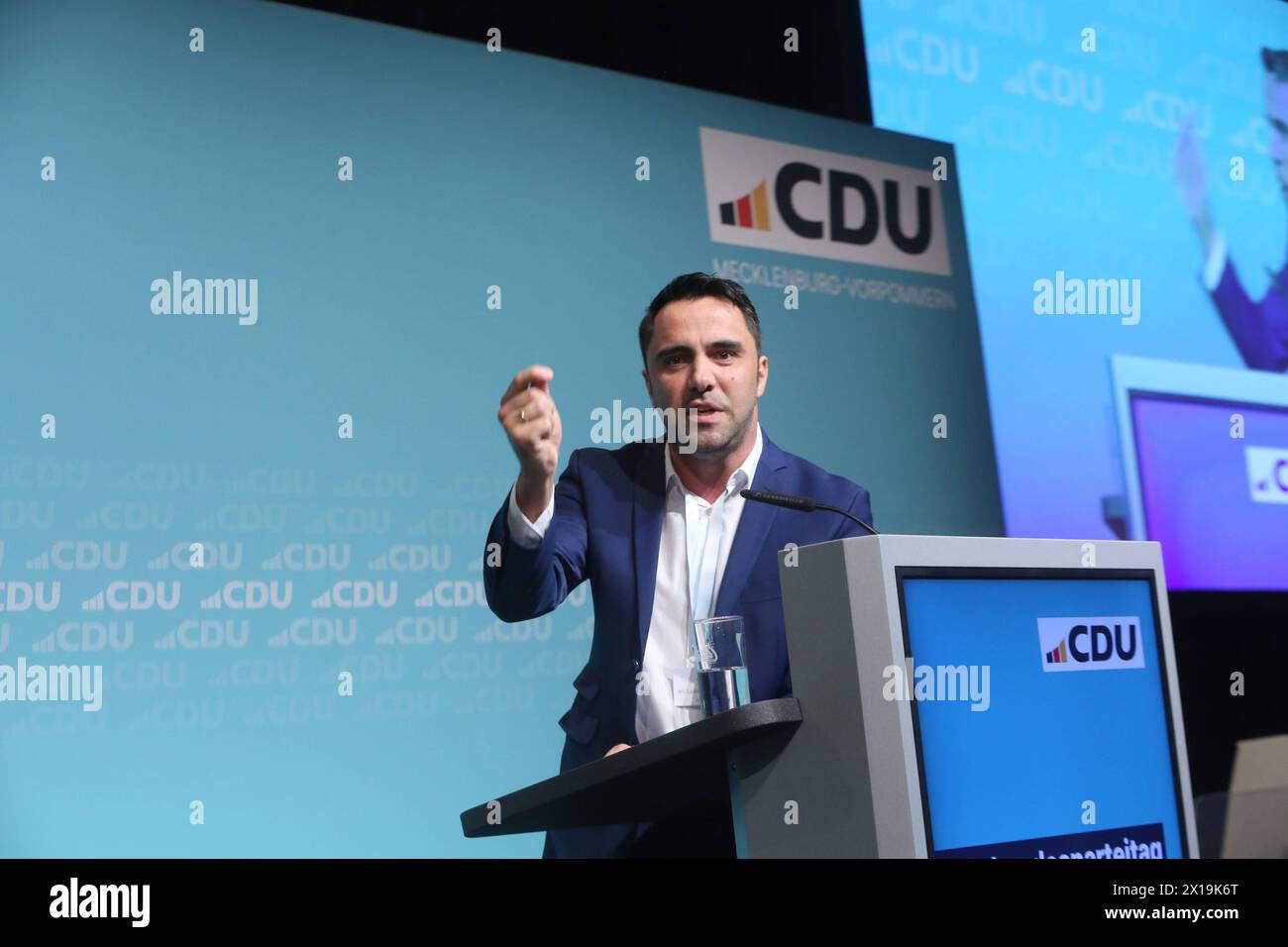 Blick am Sonnabend 13.04.2024 in der Stadthalle der Hanse- und Universitätsstadt Rostock auf den Parteitag der CDU des Landes Mecklenburg Vorpommern. BEI der Veranstaltung wählten die Delegierten Daniel Peters Hier im Bild zu ihrem neuen Landesvorsitzenden. Dazu wurde Philipp Amthor, MDB der neue Generalsekretär der Landes-CDU. Außerdem sprach der Bundes- und Fraktionsvorsitzende Friedrich Merz, MDB zu den Gästen. *** Vista il sabato 13 04 2024 nel municipio della città anseatica e universitaria di Rostock alla conferenza di partito della CDU dello stato di Meclemburgo-Vorpommern al pari Foto Stock