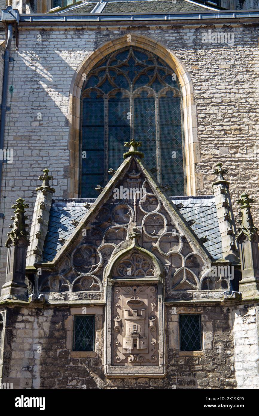 Città di Alkmaar nei Paesi Bassi. Una tipica cittadina olandese con eccellenti edifici di vecchio stile Foto Stock