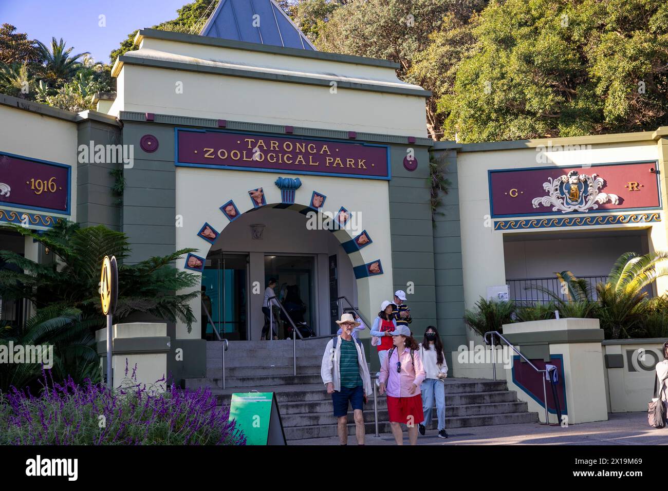 Il Taronga Zoo e il parco zoologico di Mosman, Sydney, Australia, hanno raffigurato l'ingresso originale dello zoo che si trova dall'altra parte della strada rispetto al molo dei traghetti Foto Stock