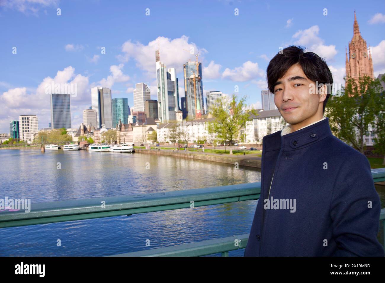 Francoforte sul meno, Germania. 10 aprile 2024. Un uomo giapponese posa con lo skyline di Francoforte. Foto Stock