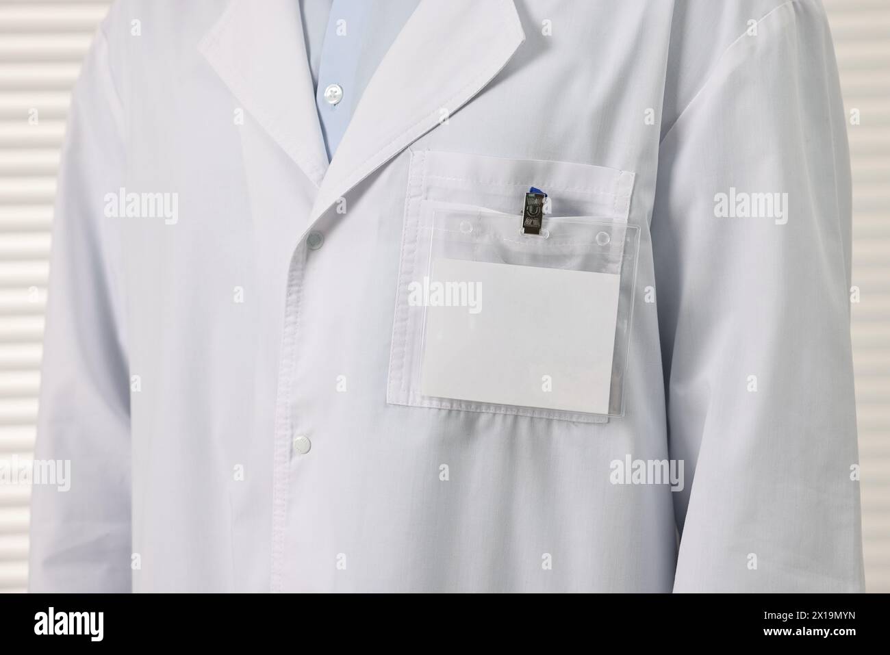 Medico con badge vuoto in ospedale, primo piano Foto Stock