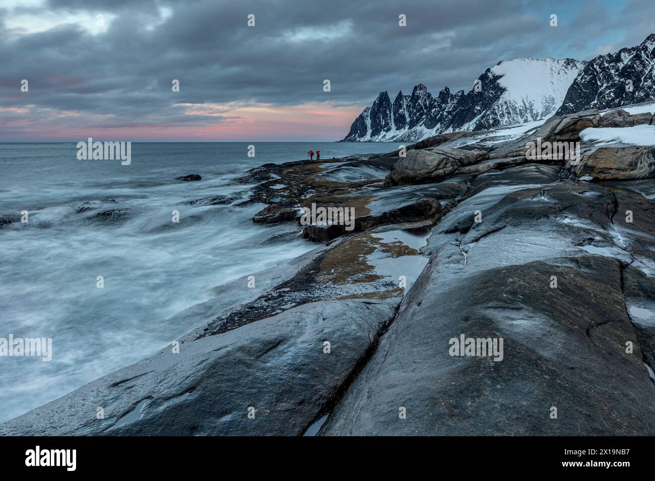 Ripide montagne al mare all'alba, Tungeneset, Senja, Troms, Norvegia, Europa Foto Stock