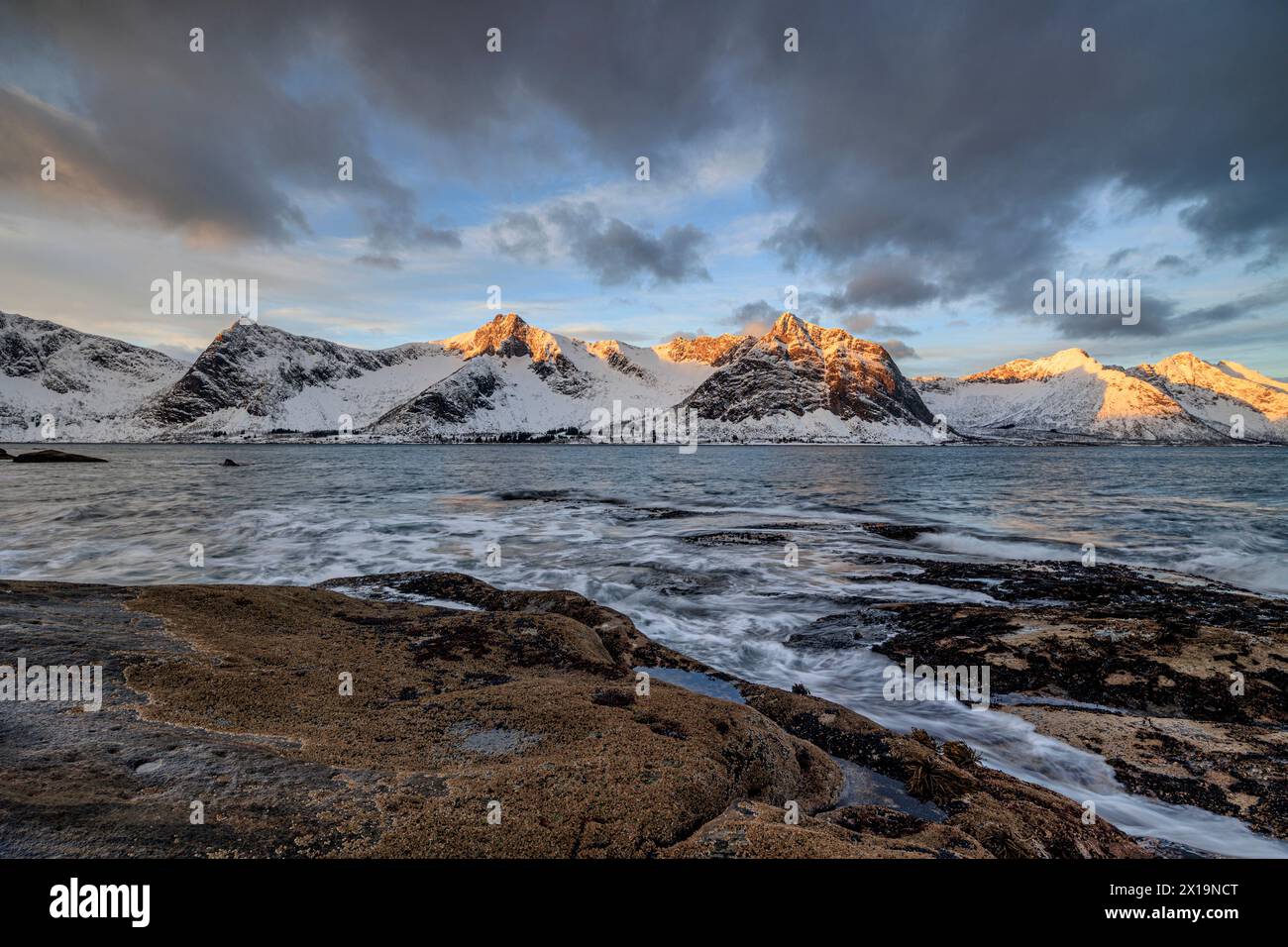 Ripide montagne al mare all'alba, Tungeneset, Senja, Troms, Norvegia, Europa Foto Stock