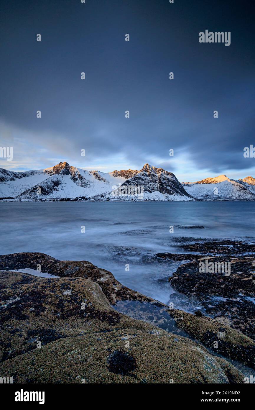 Ripide montagne al mare all'alba, Tungeneset, Senja, Troms, Norvegia, Europa Foto Stock