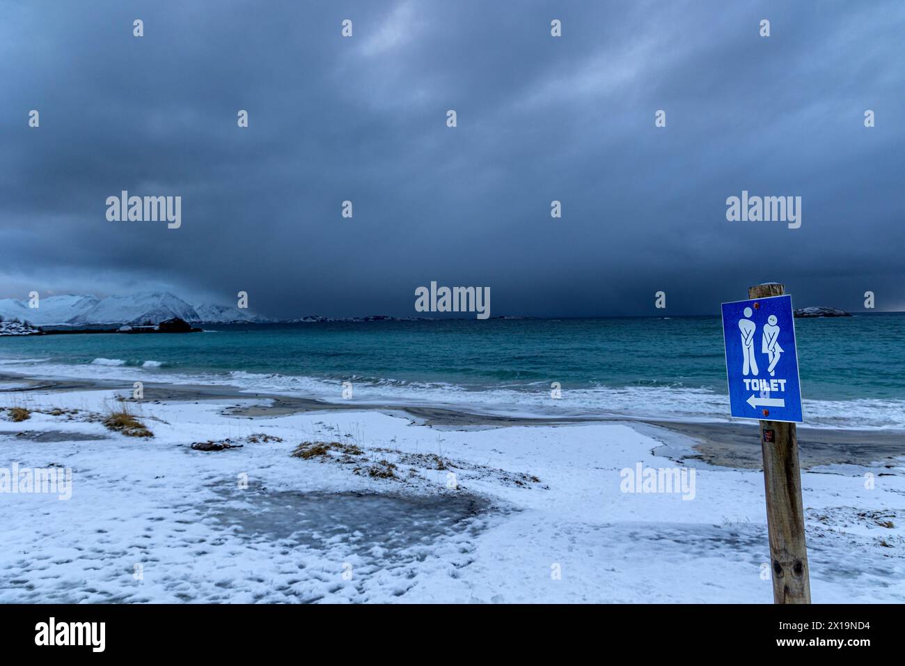Insegna ai bagni pubblici di una spiaggia in inverno, Skaland, Senja, Norvegia, Europa Foto Stock
