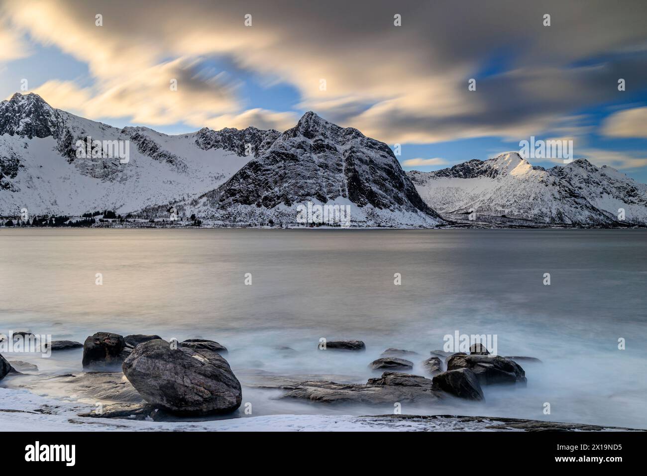 Ripide montagne al mare all'alba, Tungeneset, Senja, Troms, Norvegia, Europa Foto Stock