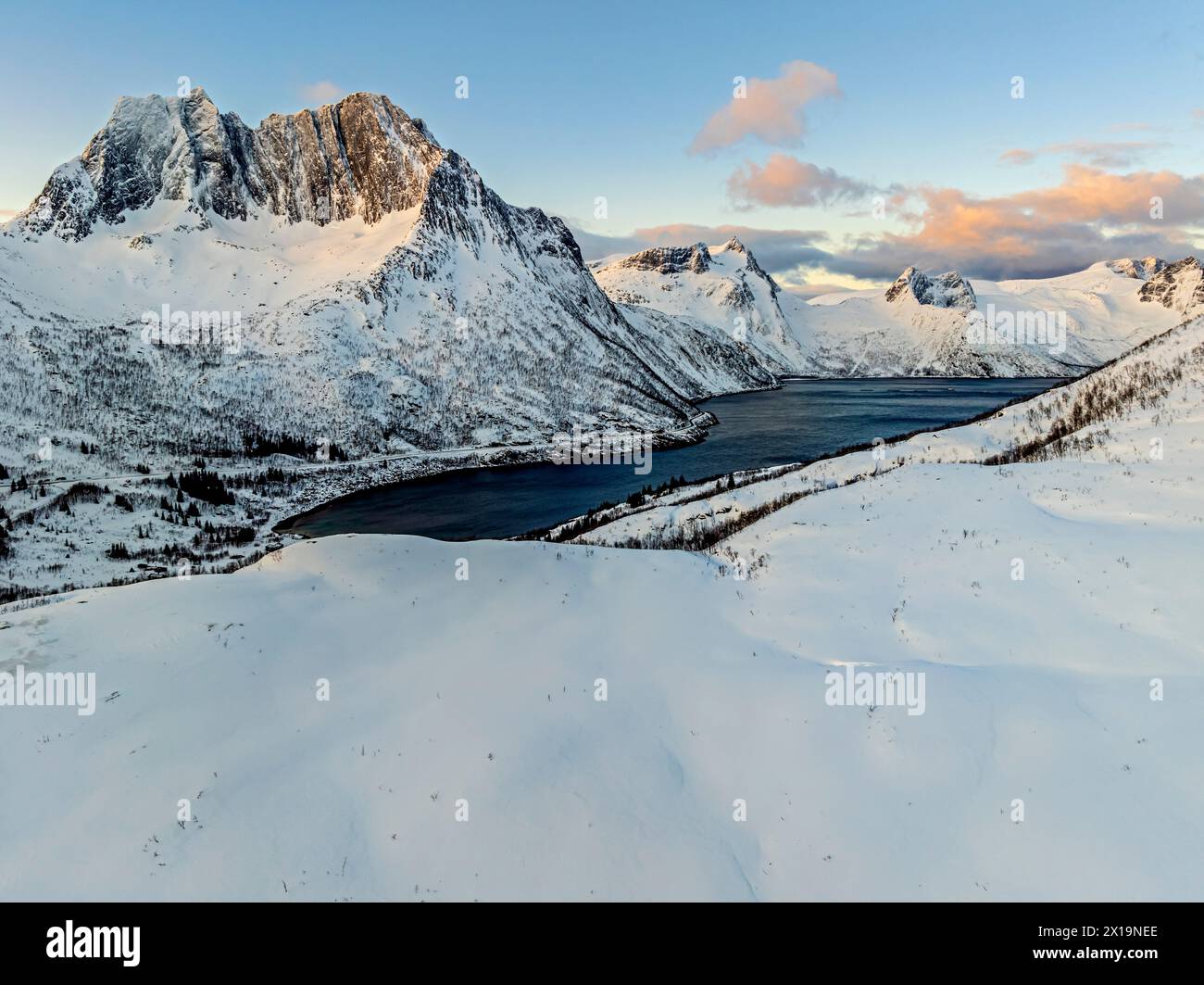 Montagne innevate al mare, costa, inverno, Senja, Troms, Norvegia, Europa Foto Stock