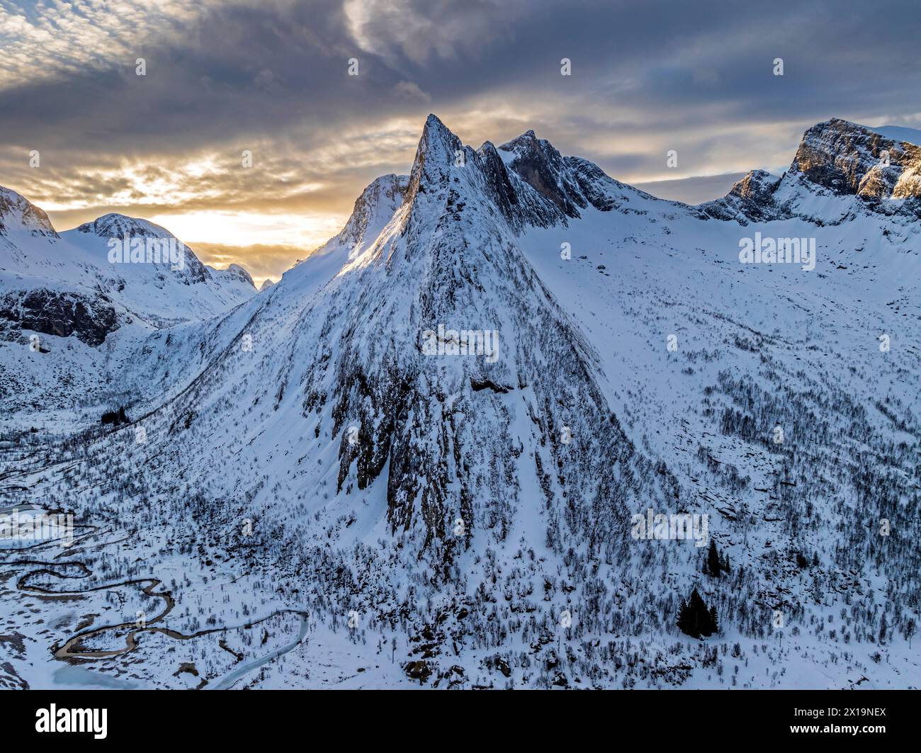 Vista aerea delle ripide montagne in inverno all'alba, Senja, Troms, Norvegia, Europa Foto Stock