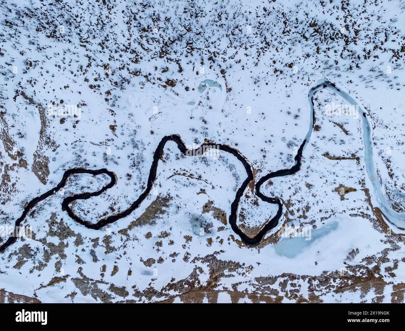 Vista aerea del piccolo fiume, ruscello in inverno, Senja, Troms, Norvegia, Europa Foto Stock