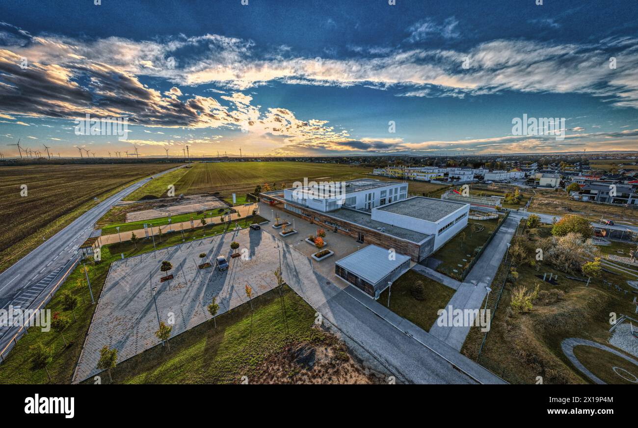 Volksschule Gänserndorf Süd Luftbild Luftaufnahme Sonnenuntergang Foto Stock