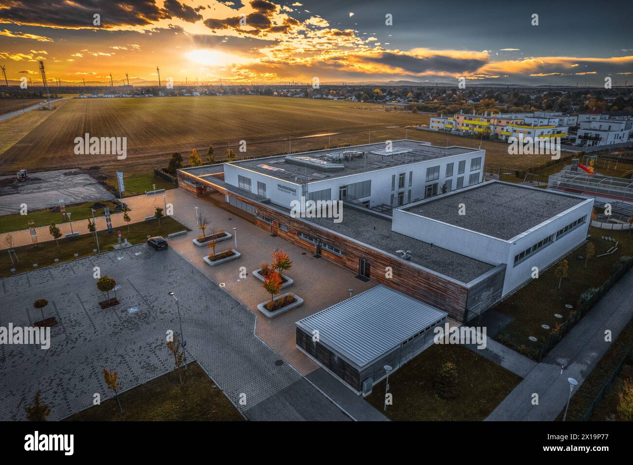 Volksschule Gänserndorf Süd Luftbild Luftaufnahme Sonnenuntergang Foto Stock