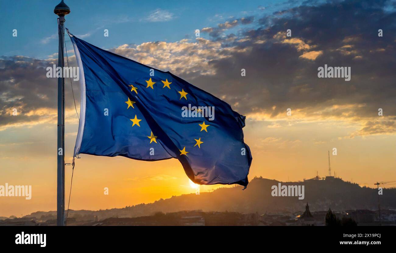 Die Fahne der EU flattert im Wind, isoliert, gegen Sonnenuntergang Foto Stock