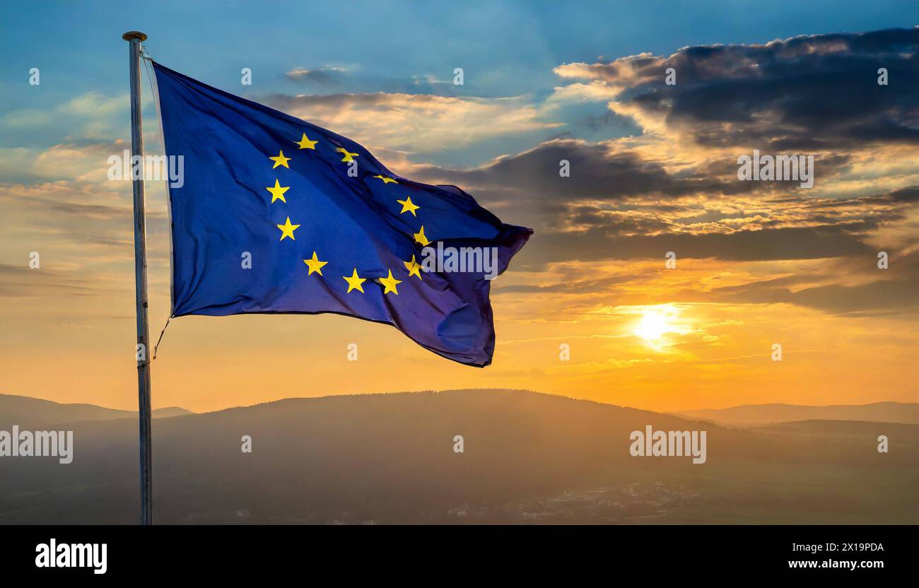 Die Fahne der EU flattert im Wind, isoliert, gegen Sonnenuntergang Foto Stock
