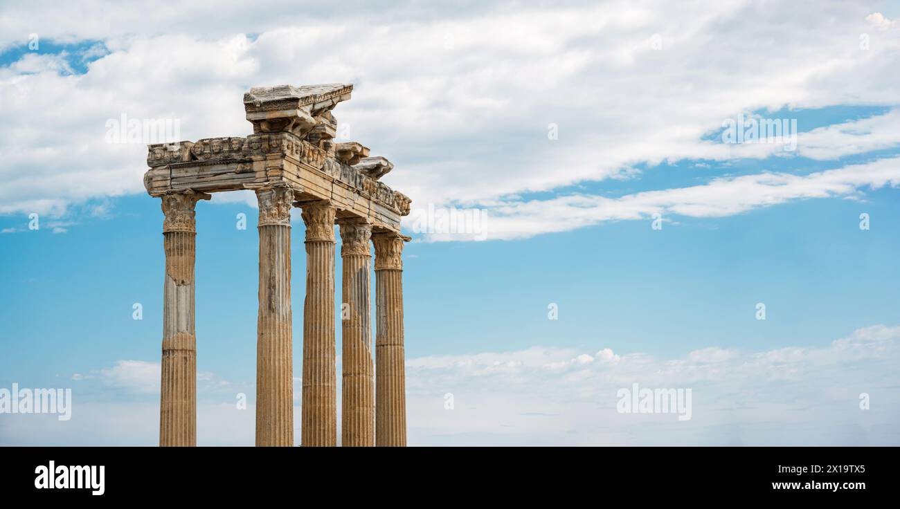 Tempio di Apollo nella città antica di Side in una nuvolosa giornata primaverile Foto Stock