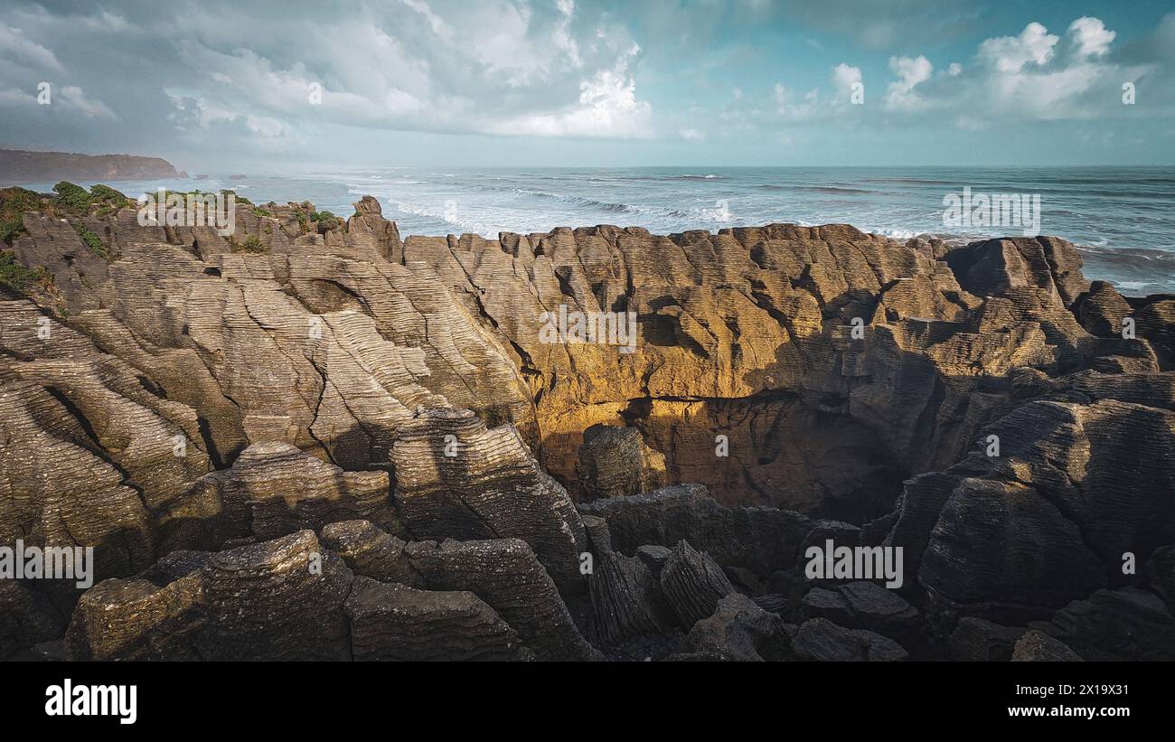 Blowhole nel centro di Pancake Rocks Foto Stock